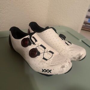 Women’s XXX cycling shoes with red chrome finish